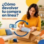 Persona empacando un producto en una caja para devolver una compra en línea